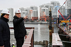 Собянин осмотрел строящийся велопешеходный мост в Нагатинском затоне